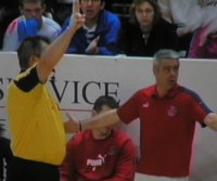 Paris" Trainer Thierry Anti erhielt nach gestenreichen Beschwerden eine Zeitstrafe von den norwegischen Unparteiischen. Paris" Trainer Thierry Anti erhielt nach gestenreichen Beschwerden eine Zeitstrafe von den norwegischen Unparteiischen.