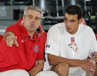 Thierry Anti unterh�lt sich auf der Bank mit Belgaeum Filah