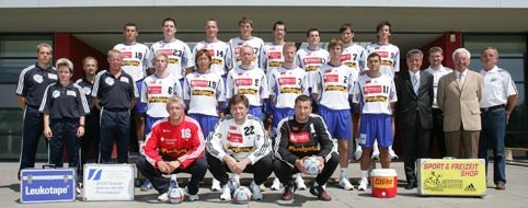 Hinten von links: Nowak, Pietzsch, Bergelt, G�de, Voigt, Maltsev, Oehlrich, Lindt. Mitte von links: Co-Trainer P�hler, Physioth. Lorenz, Arzt Dr. Bartels, Trainer Jungandreas, Streitenberger, Uematsu, Kurtschew, Melzer, Andr�, G�thel,