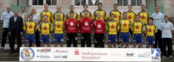 Hinten von links: Sportl. Leiter Siegert, Manager Flatten, Physioth. Berblinger, Struck, Heinrichs, P�ter, Haa�, Kokolodimitrakis, Sch�rmann, Hertzberg, Vasilakis, Trainer Lehmann.