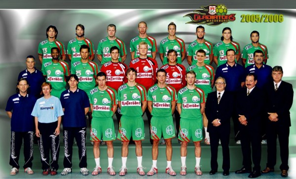 Hinten von links: Kretzschmar, Stiebler, Sigurdsson, Bielecki, Roggisch, Tkaczyk, Theuerkauf, Kuleschow. Mitte von links: Netreuer Sch�tte, Abati, Vugrinec, Heinevetter, Bitter, H�be, Atlason, Trainer Gislason, Co-Trainer Licu.