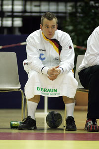 Christian Zeitz fand sich nach einem Schlag an den Kopf und einer Behandlungspause zur Regeneration zumeist auf der Bank wieder. Christian Zeitz fand sich nach einem Schlag an den Kopf und einer Behandlungspause zur Regeneration zumeist auf der Bank wieder.