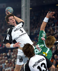 Sorgte wieder einmal mit seinen Wurfgeschossen f�r Raunen in der  Ostseehalle: Kim Andersson.