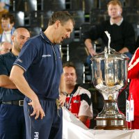Kent-Harry Andersson bestaunt das Objekt der Begierde. 2004  stand die Champions-League-Troph�e in der Campushalle,  Flensburg blieb im Finale aber nur zweiter Sieger.