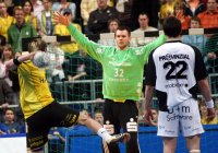 Vorentscheidung: Uwe Gensheimer scheitert an  Dennis Klockmann, der  den Weg zum THW-Sieg endg�ltig freimacht. Rechts  Nikola Karabatic,  Kiels Bester an diesem Abend.