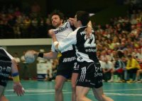 Oliver K�hrmann und Nikola Karabatic im Zweikampf.