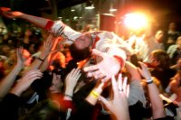 Vid Kavticnik feierte in der  Horizontalen seinen 22. Geburtstag. Einige hundert  THW-Fans holten den Slowenen von der B�hne, um ihn auf  H�nden zu tragen.