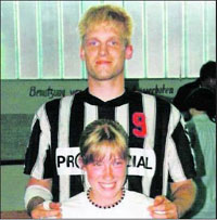 Melanie Pfützenreuther mit ihrem Handball-Idol Klaus-Dieter Petersen im August 1995 in der KSV-Halle. Melanie Pfützenreuther mit ihrem Handball-Idol Klaus-Dieter Petersen im August 1995 in der KSV-Halle.
