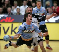 Der umworbene Bo Spellerberg setzt sich gegen Kavticnik durch.