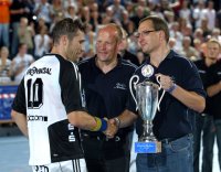 Gerd M�ller �berreicht Stefan L�vgren den "UNSER NORDEN"-Pokal. Gerd M�ller: 1961 in Leverkusen geboren, verheiratet, 2 S�hne (18 u. 16 Jahre), �ber 20 Jahre als  Gesch�ftsf�hrer in einem Handelsunternehmen in