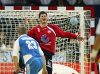 Eduard Kokcharov trifft per Siebenmeter gegen Henning Fritz