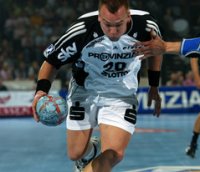 Christian Zeitz vertrat den verletzten Vid Kavticnik auf Rechtsau�en.