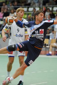 Kreisl�ufer Jens B�rkle beim Torwurf