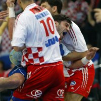 Kroatisches Markenzeichen: Harte Abwehrarbeit, die hier Bertrand Gille zu spüren bekommt Kroatisches Markenzeichen: Harte Abwehrarbeit, die hier Bertrand Gille zu spüren bekommt