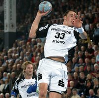 Dominik Klein (acht Tore) läuft bei einem Tempogegenstoß auf und davon und vollendet mit einem Sprungwurf. Dominik Klein (acht Tore) läuft bei einem Tempogegenstoß auf und davon und vollendet mit einem Sprungwurf.