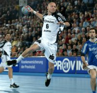 Henrik Lundstr�m h�tte beinahe noch das 20. Kieler Tor  im ersten Durchgang erzielt.