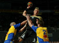 "�berragend" in der Ostseehalle: Lars Kaufmann (hier gegen Lukas Karlsson  und Martin Boquist)