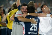 Innige Umarmung nach dem Hinspiel: TVG-Trainer Michael Roth und Alexander Petersson. Innige Umarmung nach dem Hinspiel: TVG-Trainer Michael Roth und Alexander Petersson.