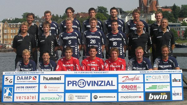Hinten von links: Arzt Dr. D�nnweber, Knudsen, von Behren, Lijewski, Lackovic, Jensen, Physioth. Schm�schke;Mitte von links: Co-Trainer Paulsen, Arzt Dr. Mommsen, Nielsen, Lauritzen, Johannsen, Physioth. Brink, Traienr Andersson;