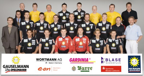 Hinten von links: Gesch�ftsf�hrer K�lling, Physioth. Hildebrandt, Borgmann, Sudzum, Olafsson, Physioth. Abt, Arzt Dr. Korte, Manager Roch;