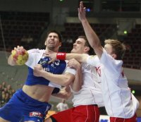 Nikola Karabatic wird von der polnischen Abwehr attackiert.