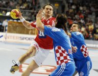 Balic (Mitte) und Kaleb (rechts) attackieren Jakobsen. Balic (Mitte) und Kaleb (rechts) attackieren Jakobsen.