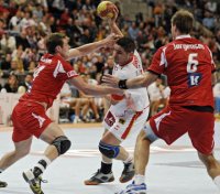 Vaquero wird von Knudsen und Jörgensen attackiert. Vaquero wird von Knudsen und Jörgensen attackiert.