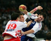 Nikola Karabatic wird im Sprungwurf von seinen kroatischen Gegenspielern Petar Metlicic (links) und Ljubo Vukic (mitte) hart attackiert. Nikola Karabatic wird im Sprungwurf von seinen kroatischen Gegenspielern Petar Metlicic (links) und Ljubo Vukic (mitte) hart attackiert.