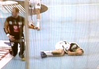 San Antonios Keeper Kasper Hvidt foulte Dominik Klein beim Gegenstoß rüde. Glücklicherweise konnte "Mini" nach einer kurzen Behandlungspause weiterspielen. San Antonios Keeper Kasper Hvidt foulte Dominik Klein beim Gegenstoß rüde. Glücklicherweise konnte "Mini" nach einer kurzen Behandlungspause weiterspielen.