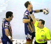 Rote Karte für Perez nach einem Foul an Karabatic. Rote Karte für Perez nach einem Foul an Karabatic.