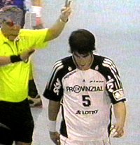 Kim Andersson musste nach seiner dritten Zeitstrafe in der 49. Minute das Feld verlassen. Kim Andersson musste nach seiner dritten Zeitstrafe in der 49. Minute das Feld verlassen.