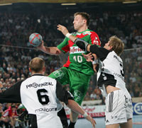 Henrik Lundstr�m und Pelle Linders rackern in der Abwehr.