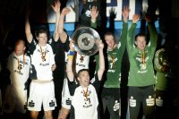 Der gro�e Moment. L�vgren pr�sentiert die Meisterschale