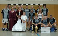Das siegreiche Team des THW Kiel nach der Siegerehrung durch Heidebl�tenk�nigin Stefanie Treichel.