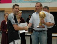 Lohn der Mühen: Stefan Lövgren nimmt den schmucken Brümmerhoff-Cup entgegen. Lohn der Mühen: Stefan Lövgren nimmt den schmucken Brümmerhoff-Cup entgegen.