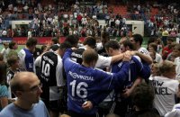 Jubelkreis inmitten einer Traube von Fans.