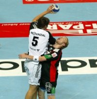 Kim Andersson und Yves Gravenhorst im Zweikampf.