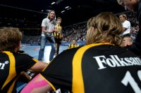 Olsson schw�rt seine Truppe ein.