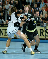 Kam vom TuS N-Lübbecke nach Hamm: Dirk Hartmann (hier im Zweikampf mit Marcus Ahlm) Kam vom TuS N-Lübbecke nach Hamm: Dirk Hartmann (hier im Zweikampf mit Marcus Ahlm)