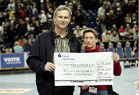 Gerhard Eißing und Renate Butler mit dem Scheck. Gerhard Eißing und Renate Butler mit dem Scheck.