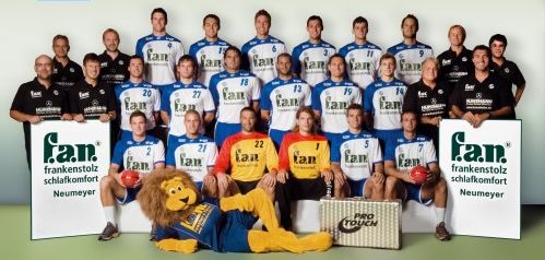Oben von links: Physioth. Hubert, Physioth. Lorenz, -Olaf Immel, M. M�ller, Oechsler, P. M�ller, Zdrahala, Tiedtke, Co-Trainer Wilde, Physioth. Mallevadore;Mitte von links: Arzt Dr. Petermann, Arzt Dr. Rachor, Hauk,