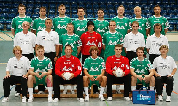 Hinten von links: Witte, Henriksson, Hynek, Cehajic, Sch�psmeier, Just, Niemeyer, Buschmann;Mitte von links: Arzt Dr. Sander, Trainer Ratka, Jonsson, Bahl, Auerswald, Physioth. Kirst, Arzt Dr. P�hlmann;