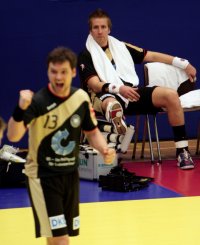 Purer Wille: Der verletzte Oliver Roggisch sieht Markus Baur jubeln. Purer Wille: Der verletzte Oliver Roggisch sieht Markus Baur jubeln.