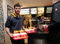 Henning Fritz g�nnt sich und seinen Teamkollegen ein Men�.