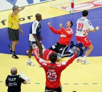 Der kroatische Torwart Somic geht auf die Knie. Gerade hat er  den entscheidenden letzten Wurf der Franzosen gehalten.