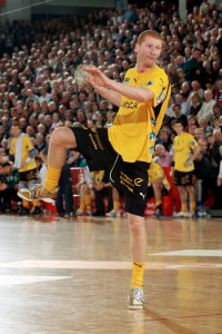 Karol Bielecki bei seinem ersten Einsatz im Löwen-Dress: Siebenmetererfolg in Flensburg. Karol Bielecki bei seinem ersten Einsatz im Löwen-Dress: Siebenmetererfolg in Flensburg.