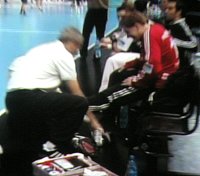 Schrecksekunde für den THW: Mattias Andersson musste sich in der 20. Minute behandeln lassen. Schrecksekunde für den THW: Mattias Andersson musste sich in der 20. Minute behandeln lassen.