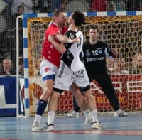 Nikola Karabatic (12/4 Tore) wird von Sverre Andre Jakobsson festgemacht. Im Hintergrund VfL-Keeper Goran Stojanovic.