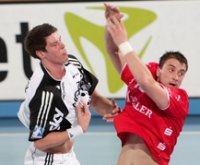 Momir Ilic wird von Kim Andersson attackiert.