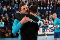 Freundschaftliche Umarmung von Andrei Xepkin und Dominik Klein beim Aufw�rmen.